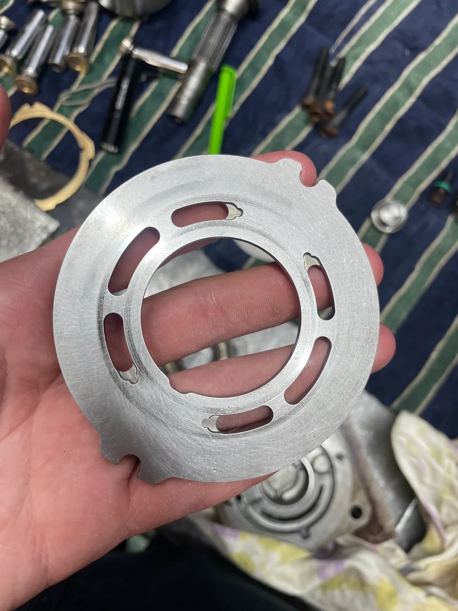 Гидромотор Linde HMF 35 с катка: течь по корпусу и надлом уха → замена подшипника и притирка блока — фото 5